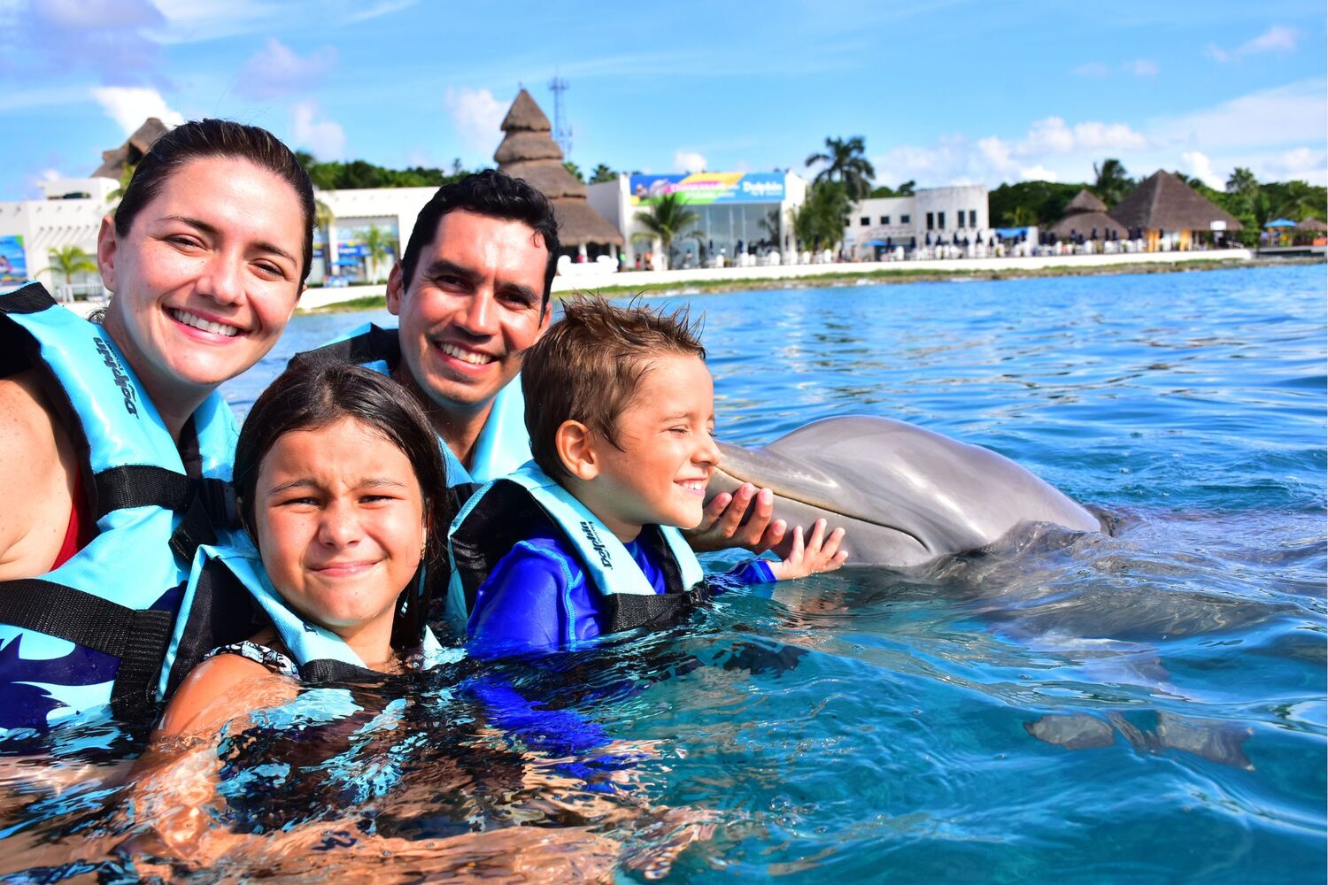 swim-with-dolphins-in-cozumel-in-family