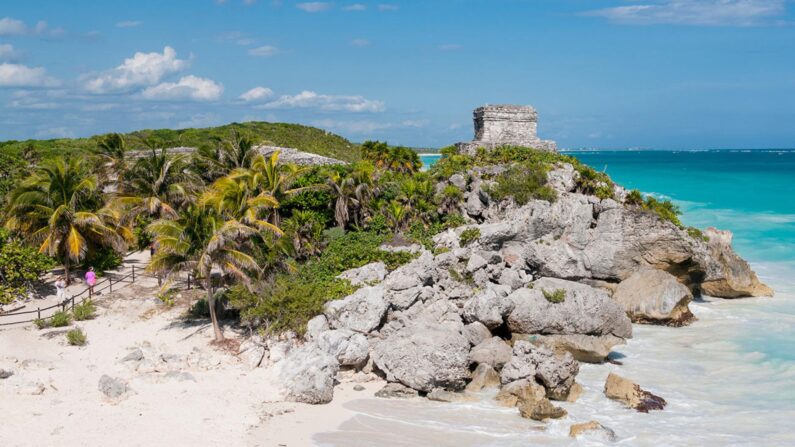 archaeological zones in tulum near the beach