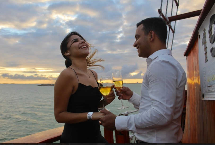 couple at a romantic dinner in cancun