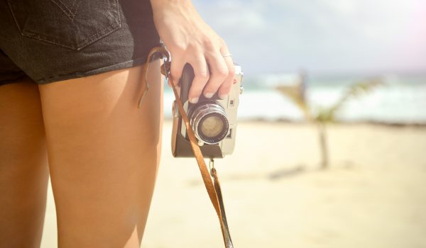 camera-girl-sun-sand-ocean